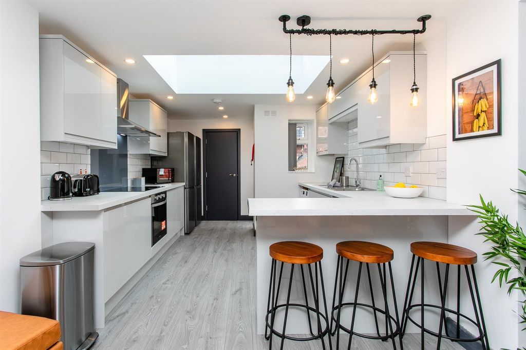 Property photo 2 of 12 60 Dean Street-30.Jpg