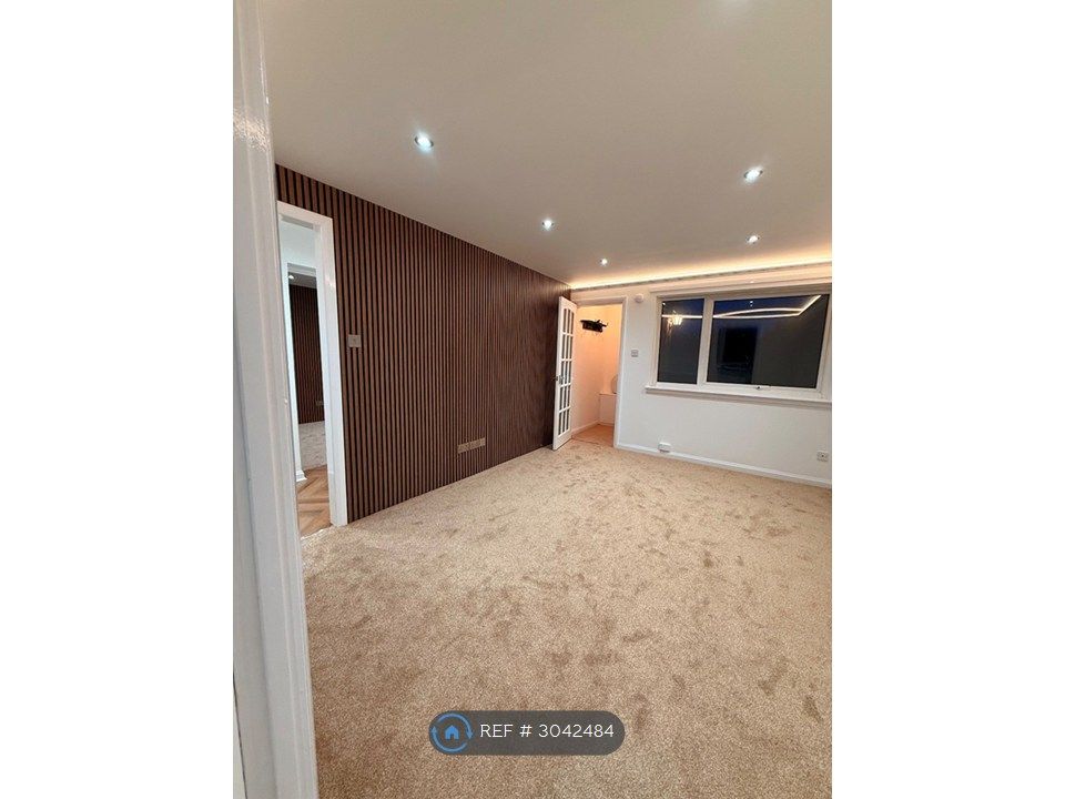 Property photo 1 of 16 Livingroom