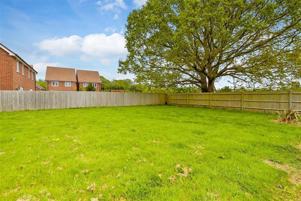 Property photo 2 of 10 Communal Gardens