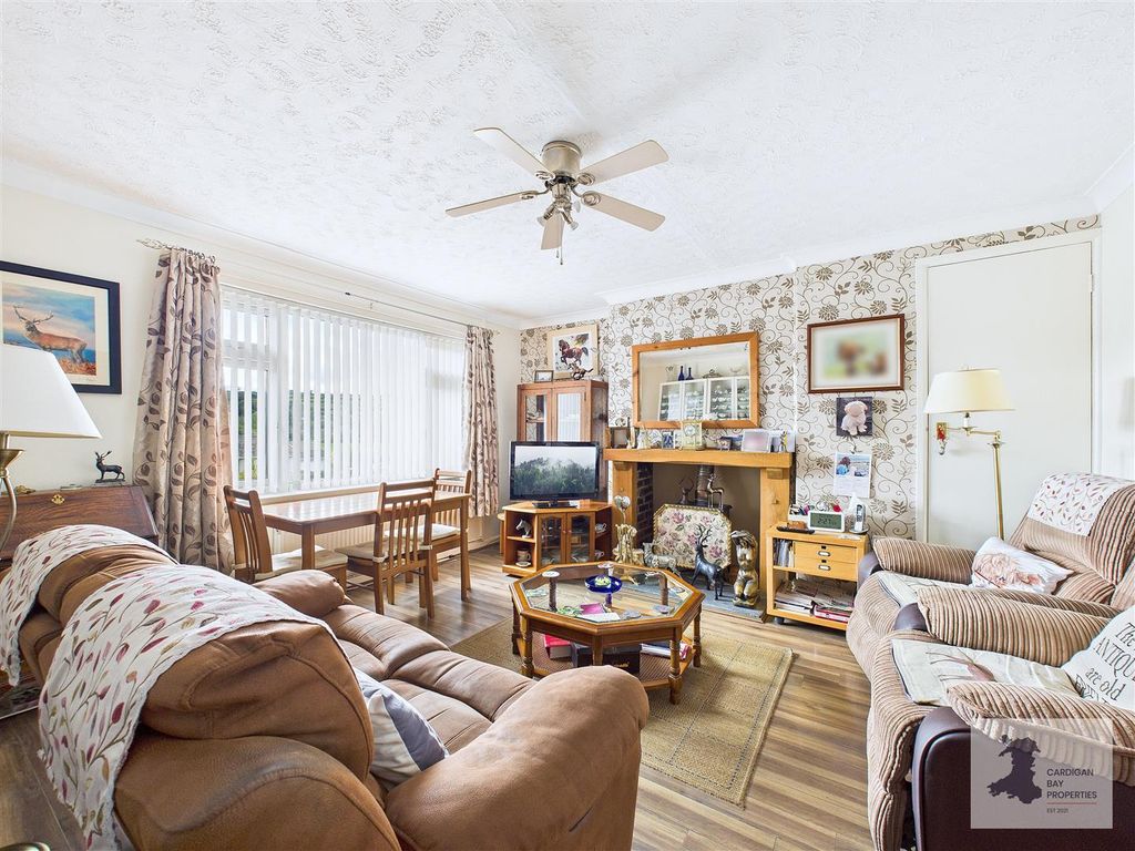 Property photo 2 of 25 Lounge