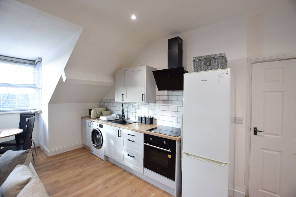 Property photo 2 of 9 Living Room/Kitchen