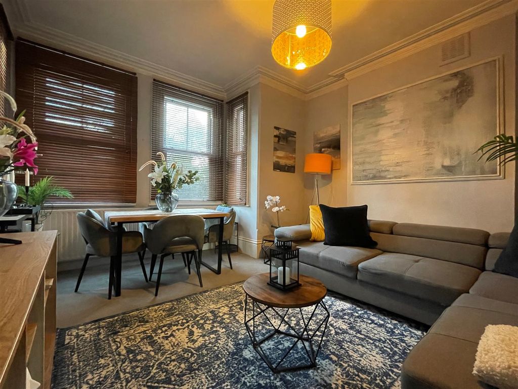 Property photo 2 of 11 Lounge.Jpg