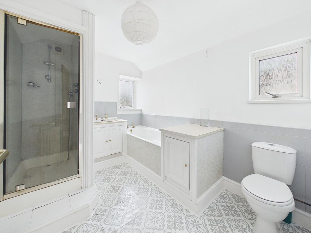 Property photo 2 of 16 Bathroom