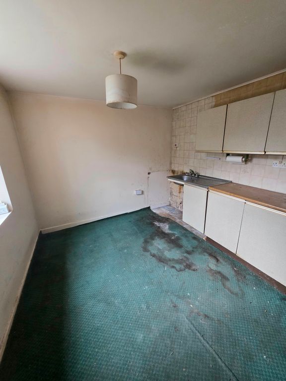 Property photo 3 of 12 Kitchen