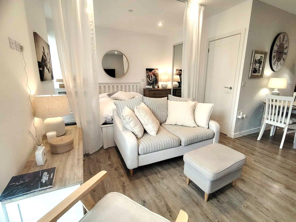 Property photo 1 of 9 Cover