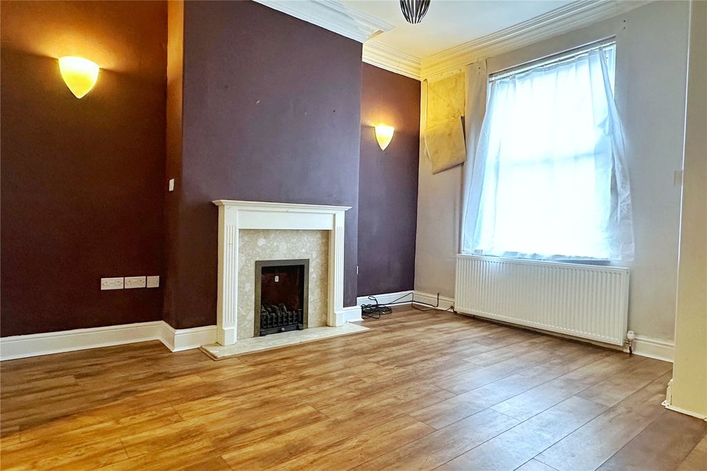 Property photo 3 of 17 Living Room