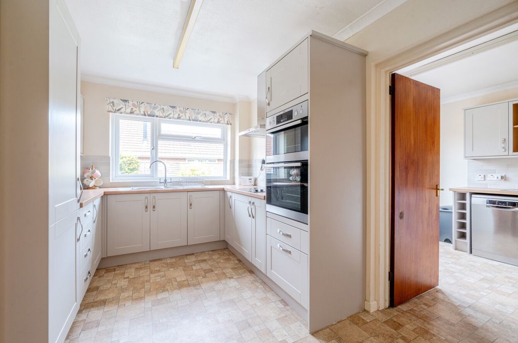 Property photo 2 of 14 1315450-13-685c09...