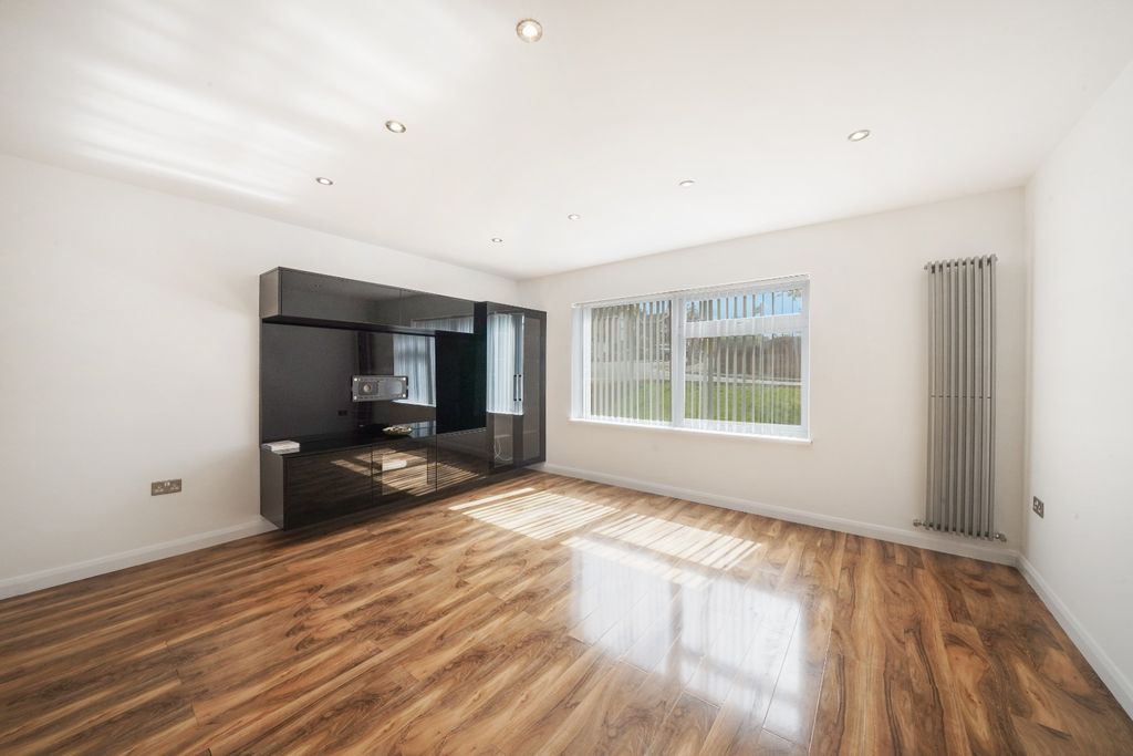 Property photo 2 of 17 4889756