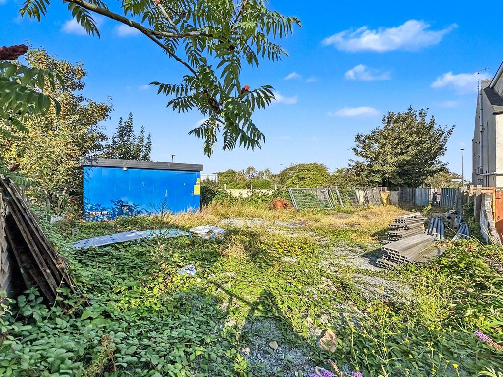 Property photo 1 of 12 Yard