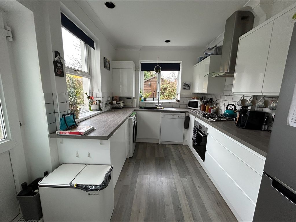 Property photo 3 of 9 Kitchen