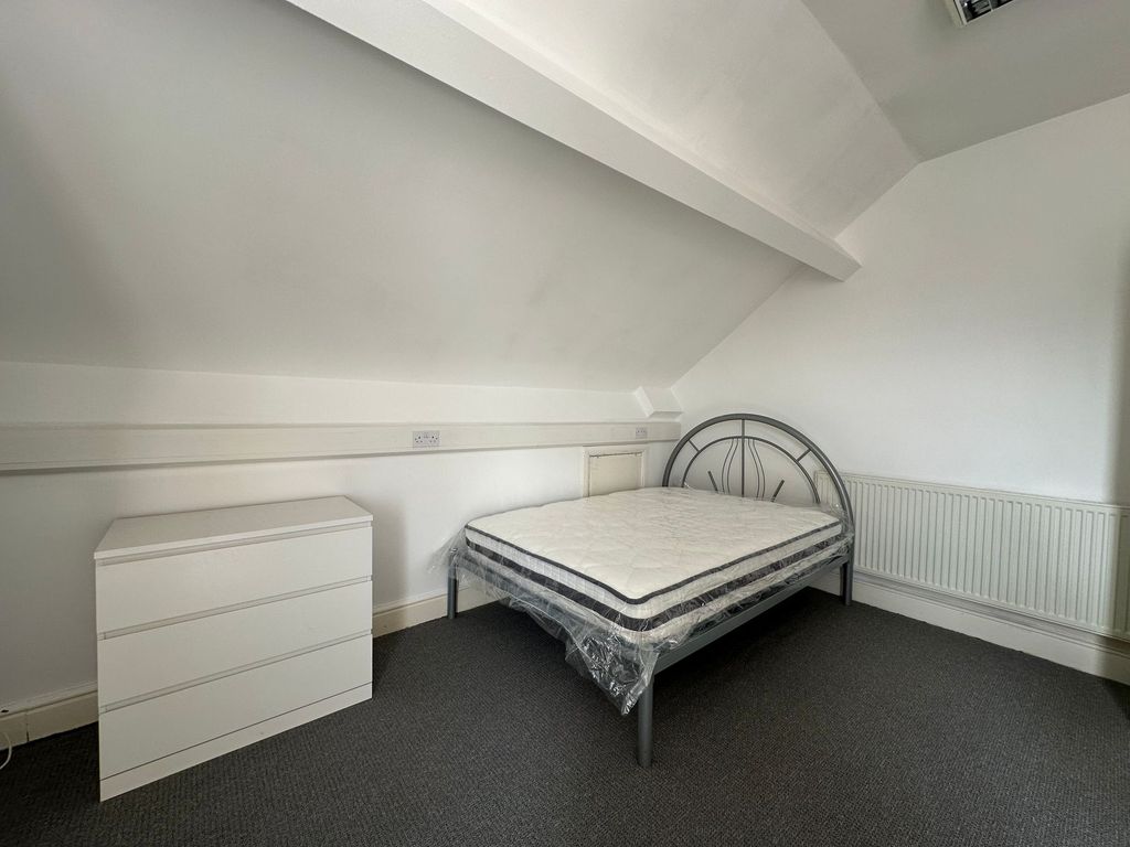 Property photo 3 of 23 A Tidy Double Bedroom Featuring A Modern Metal Bed...