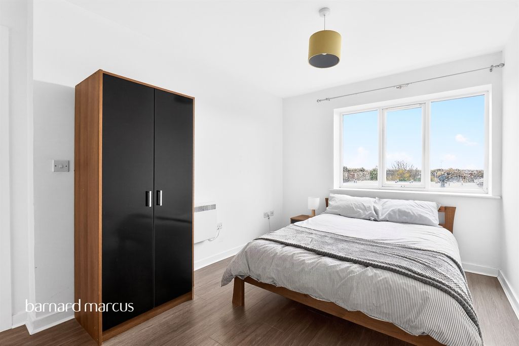 Property photo 3 of 33