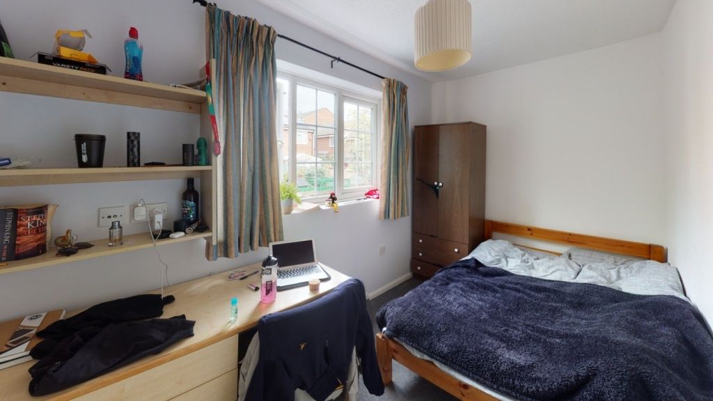 Property photo 3 of 11 A Cozy Single Bedroom With A Comfortable Bed, A De...