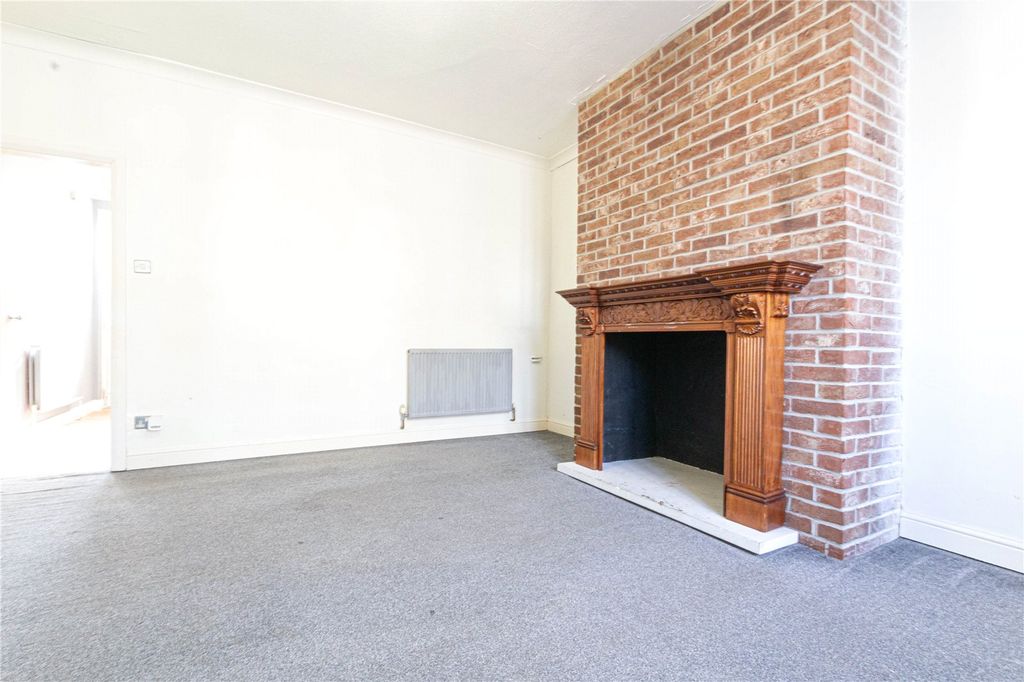 Property photo 3 of 17 Lounge