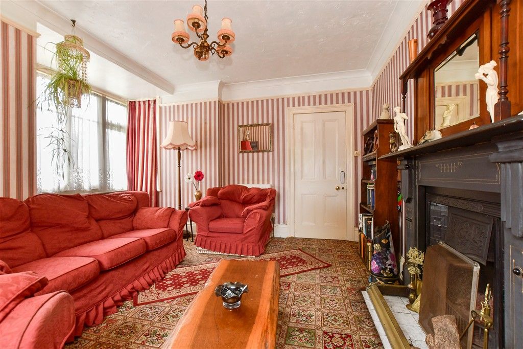 Property photo 3 of 12 Lounge