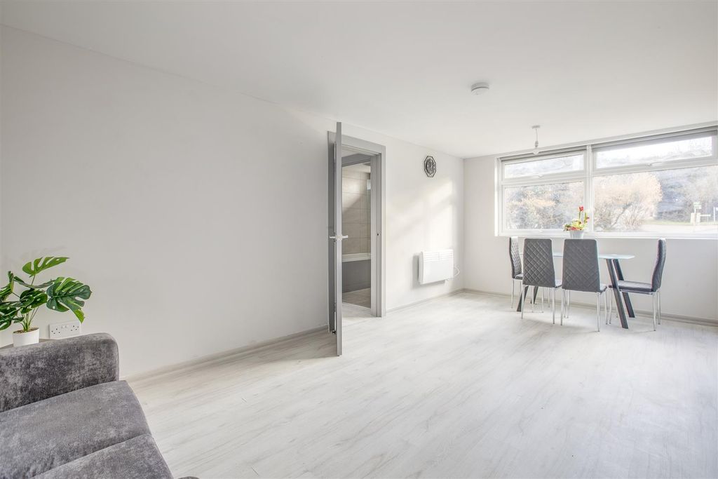 Property photo 3 of 11 193 - 209 Chairborough Road, Hp12 3Ul (2 Bed)-15.J