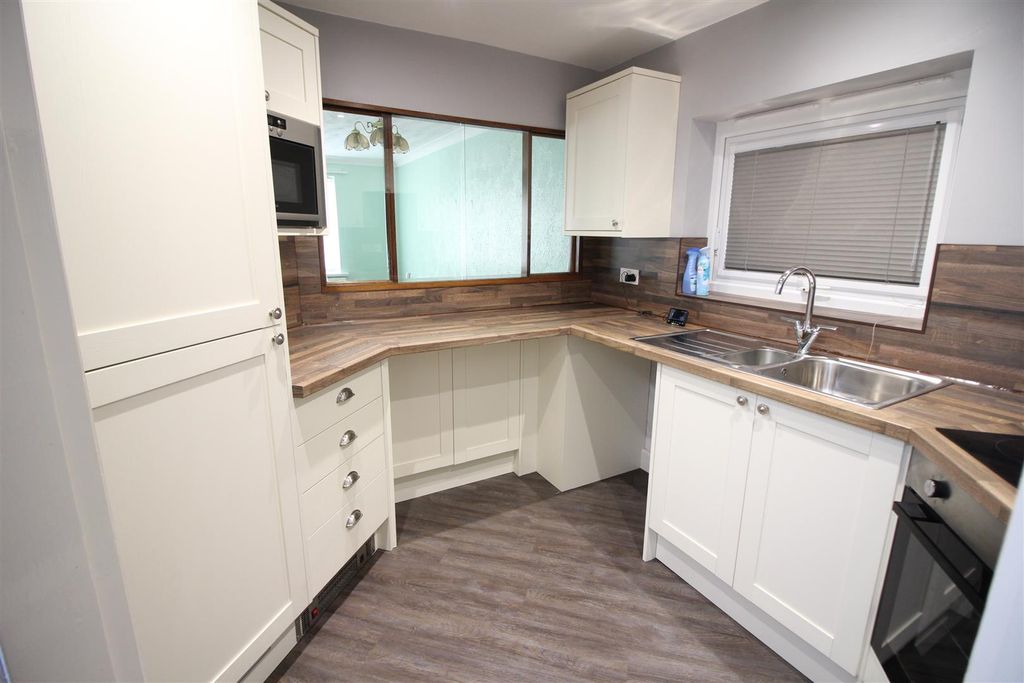 Property photo 2 of 6 Fitted Kitchen