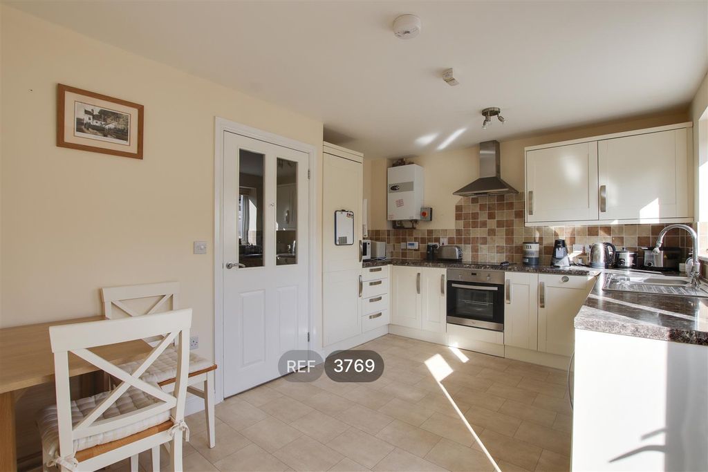 Property photo 3 of 21 Kitchen