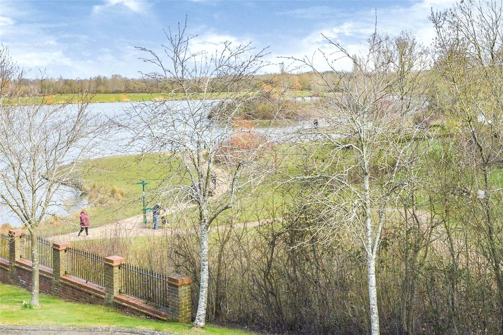 Property photo 2 of 14 Lake View