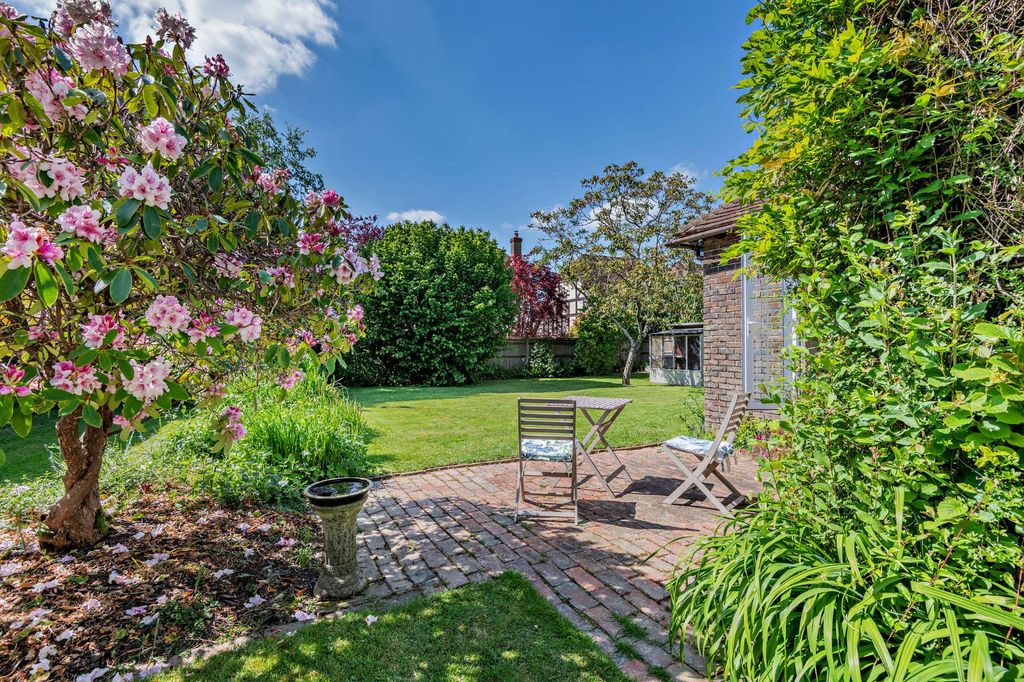 Property photo 2 of 17 Garden
