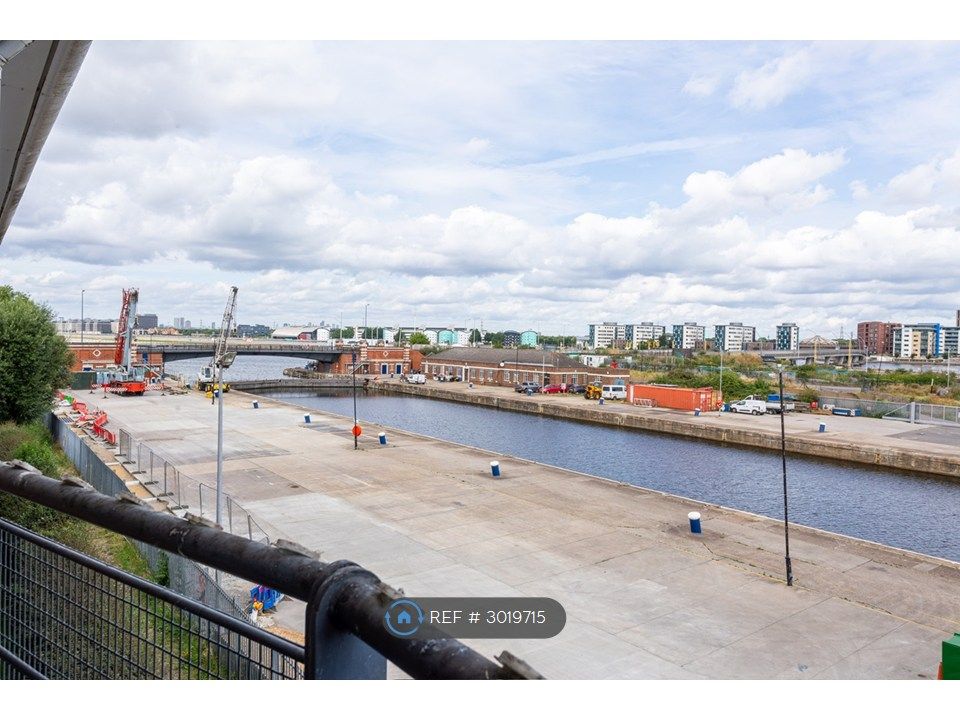 Property photo 2 of 20 King George v Lock
