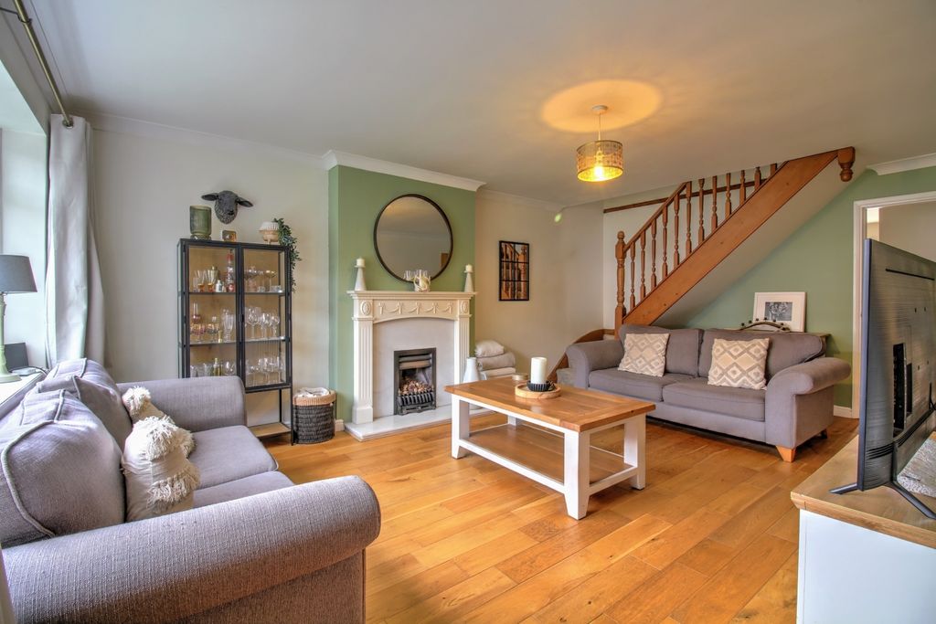 Property photo 2 of 14 Lant Close - Matt Clinton Ewemove Kenilworth