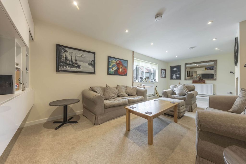 Property photo 3 of 31