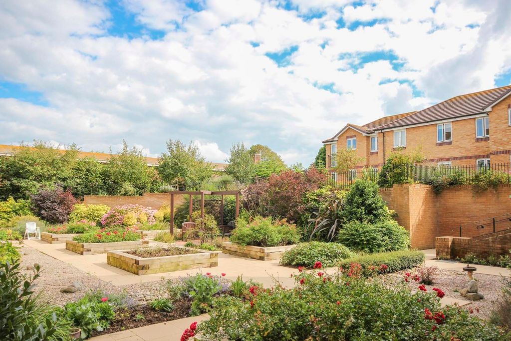Property photo 2 of 10 Communal Gardens