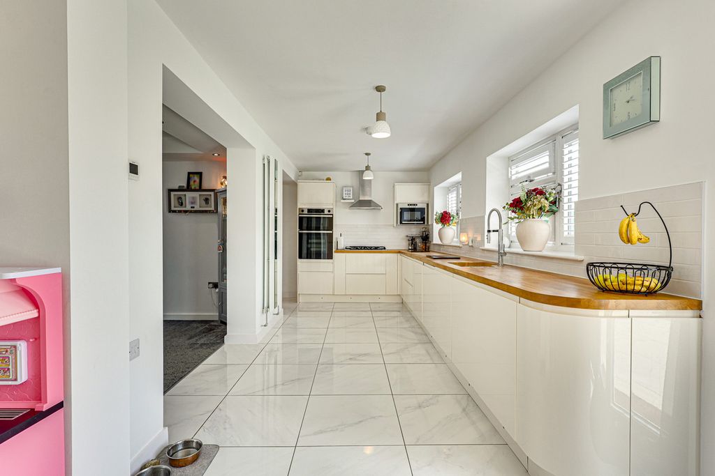 Property photo 1 of 31
