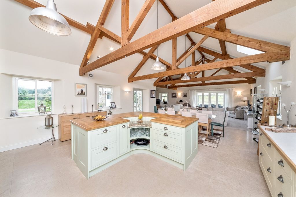 Property photo 3 of 19 Kitchen2