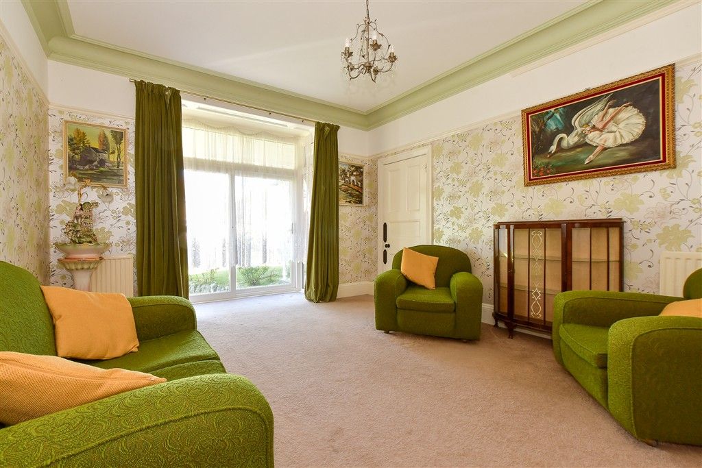 Property photo 3 of 16 Lounge