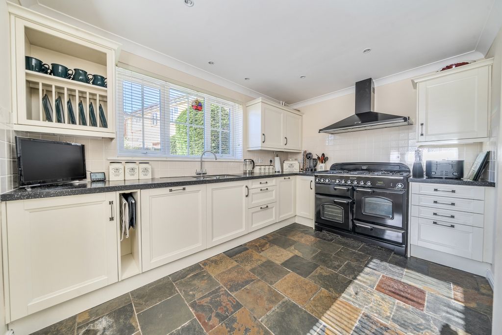 Property photo 3 of 19 Kitchen