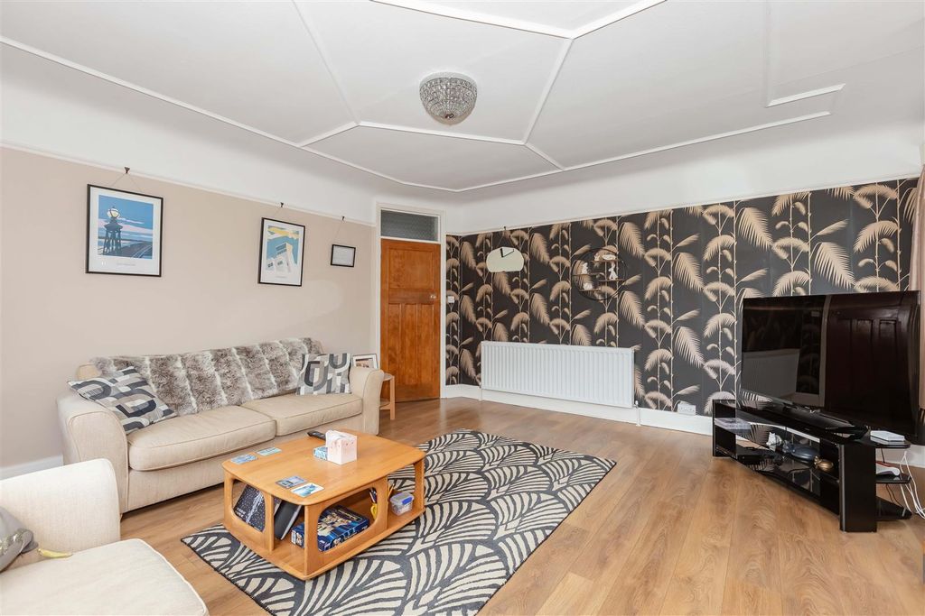 Property photo 3 of 15 Cambridge Rd_4.Jpg