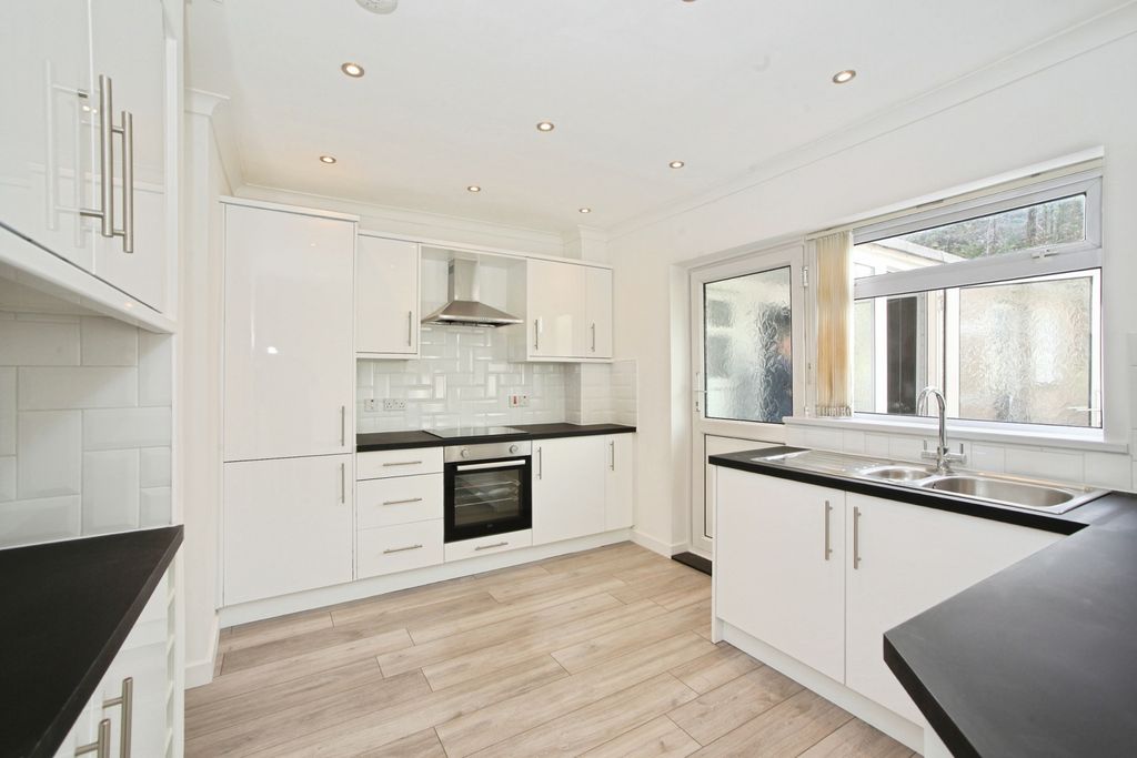 Property photo 2 of 17 Kitchen