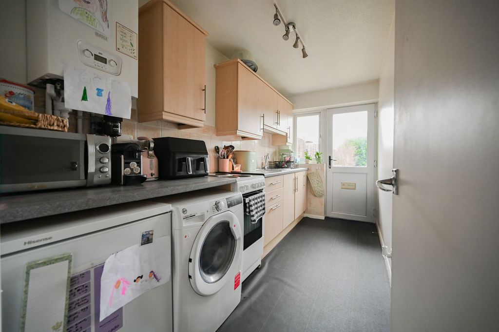 Property photo 3 of 10 Kitchen