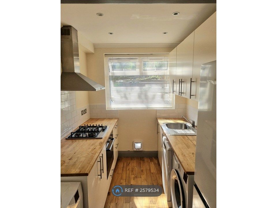 Property photo 3 of 8 Kitchen