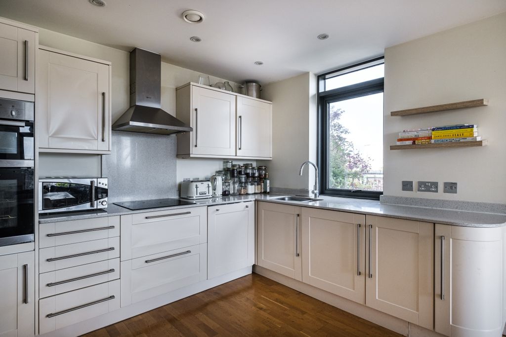 Property photo 2 of 14 Axminster Road