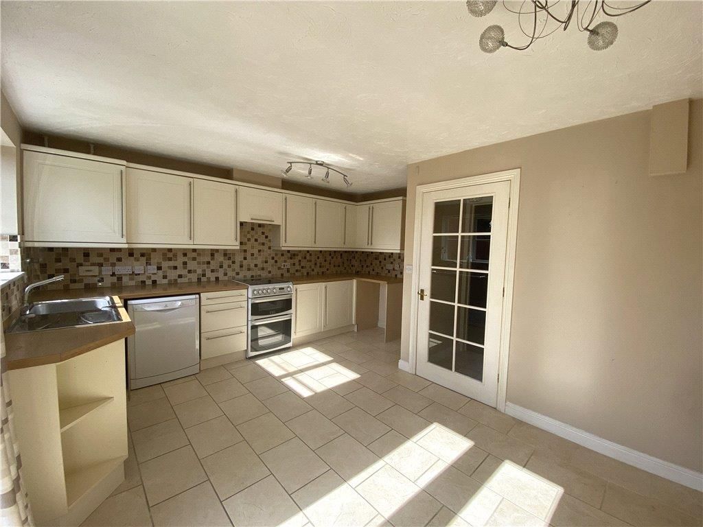 Property photo 2 of 11 Kitchen