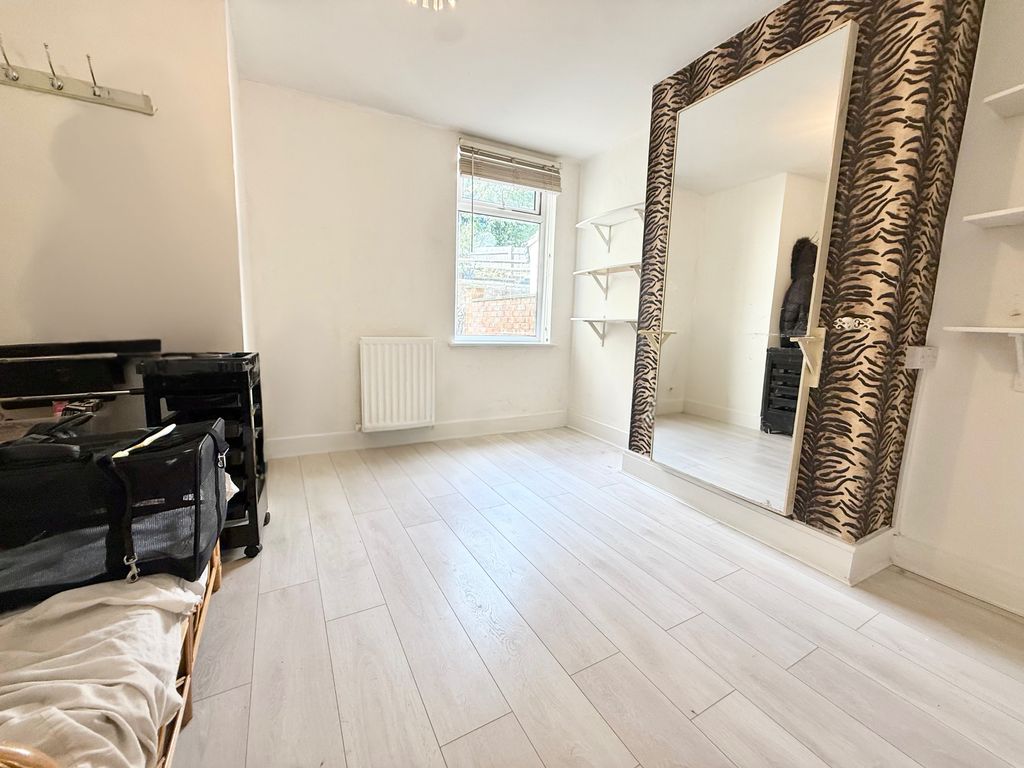 Property photo 3 of 9 1F14D520-1010-48B1-B82C-5Bf745100274