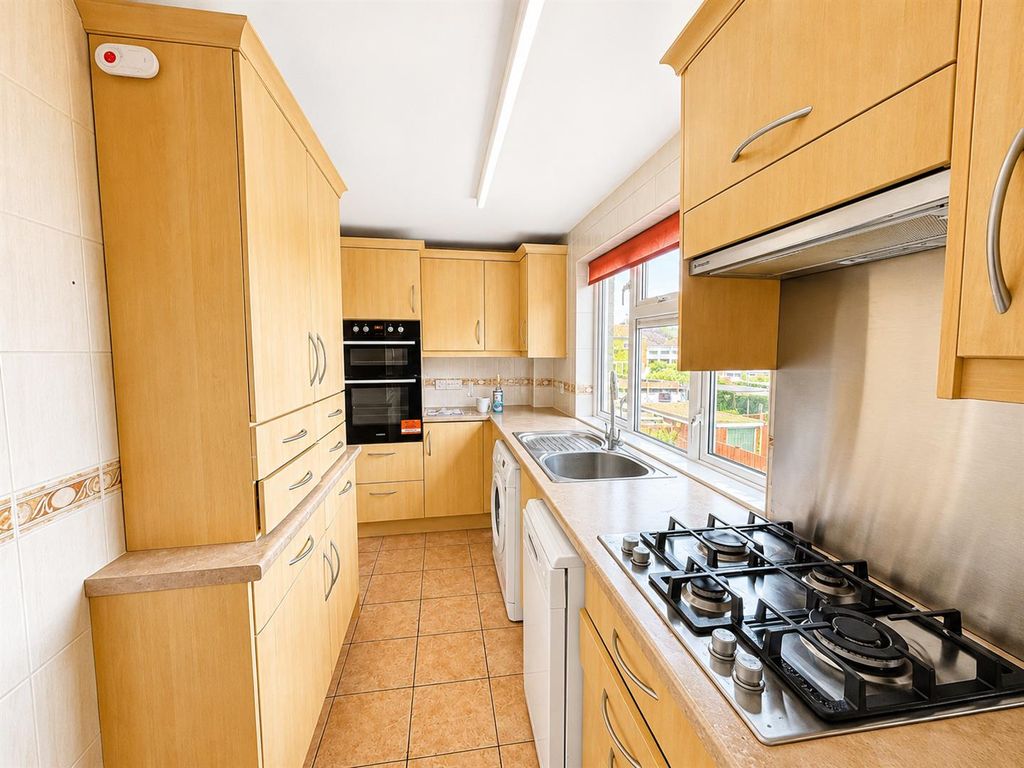 Property photo 2 of 12 Fitted Kitchen