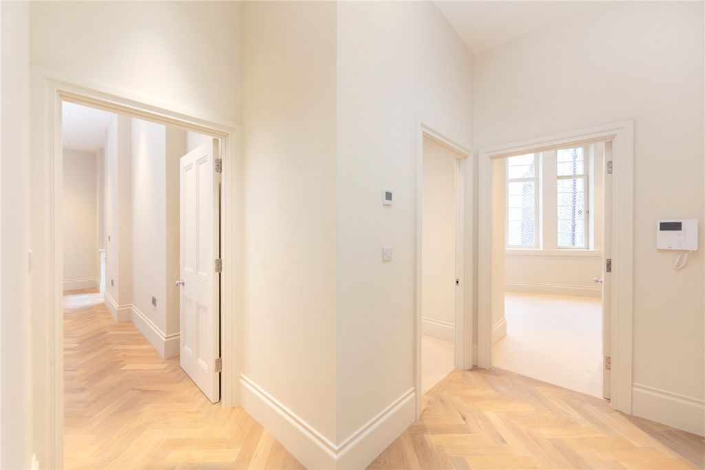 Property photo 3 of 12 Hall
