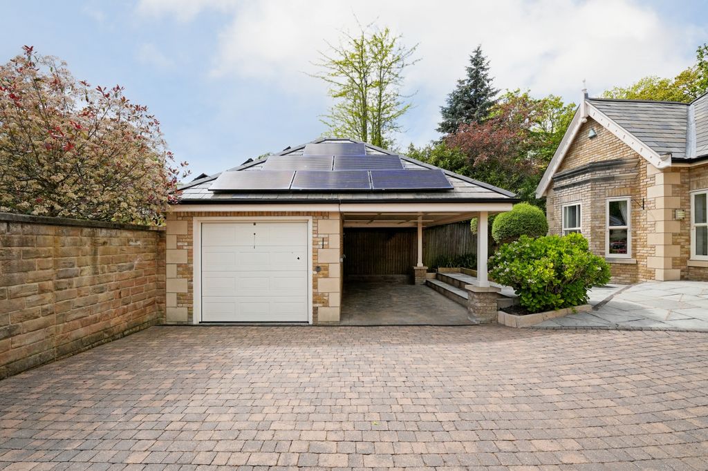 Property photo 2 of 35 Garage And Car Port