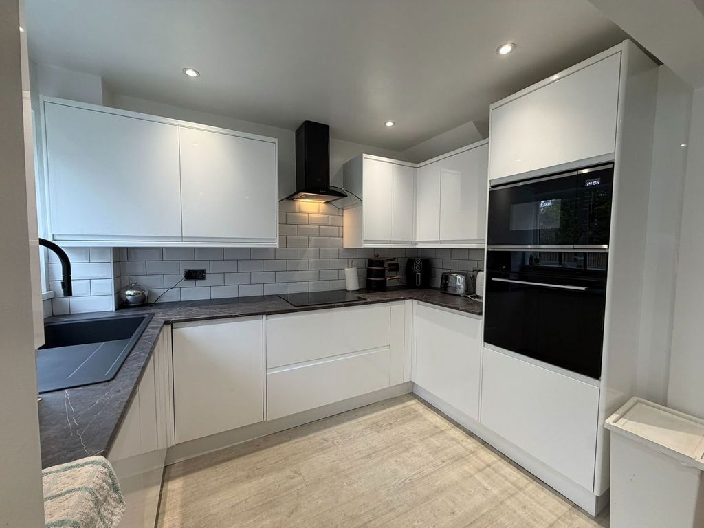 Property photo 3 of 25