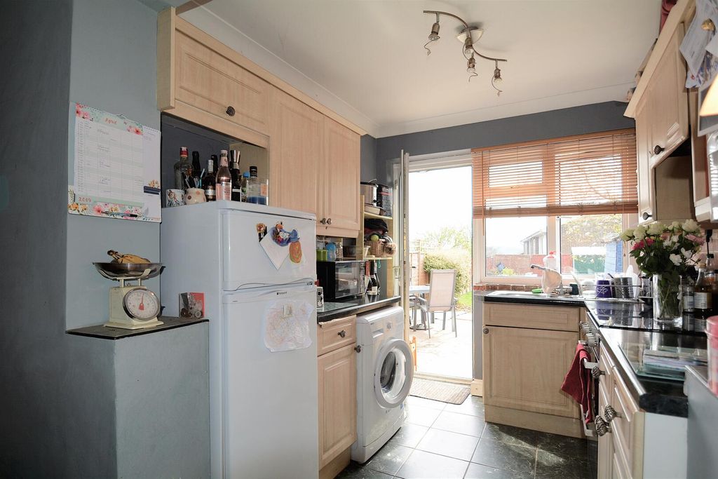 Property photo 3 of 10 Kitchen
