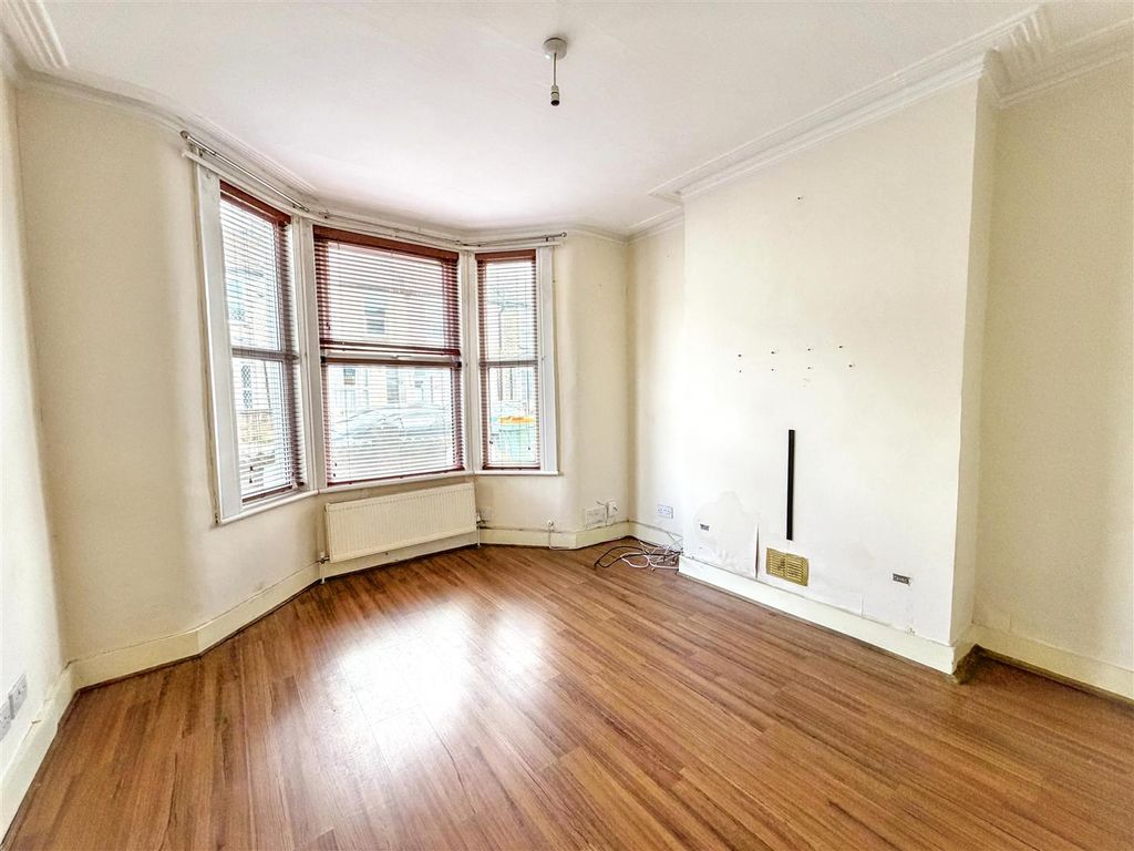 Property photo 2 of 11 Reception 1