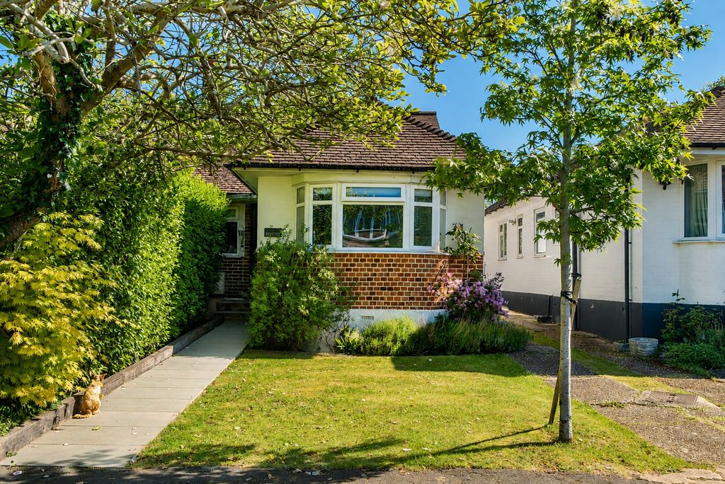 5 bed semi-detached house for saleElm Close, Horsell, Woking GU21