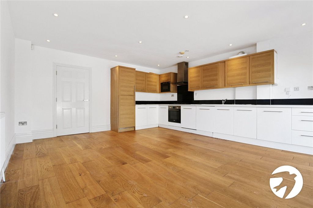 Property photo 2 of 4 Living Room/Kitchen