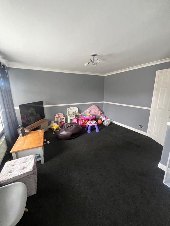 Property photo 3 of 13 Lounge