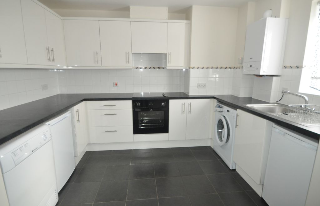 Property photo 3 of 16 Kitchen