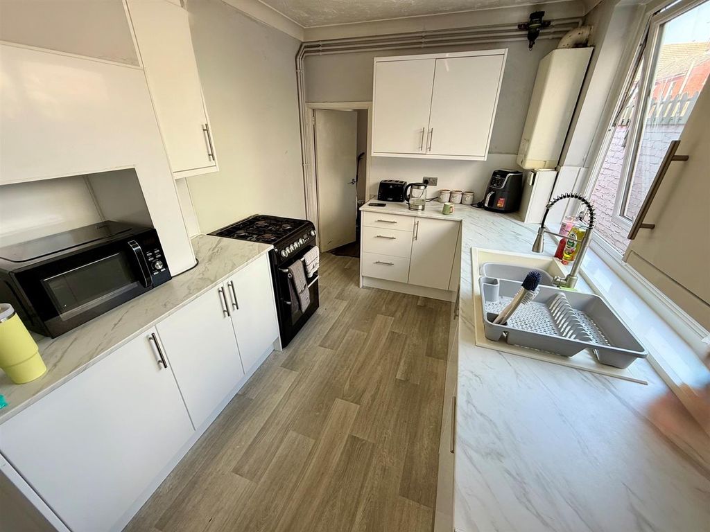 Property photo 3 of 13 Kitchen